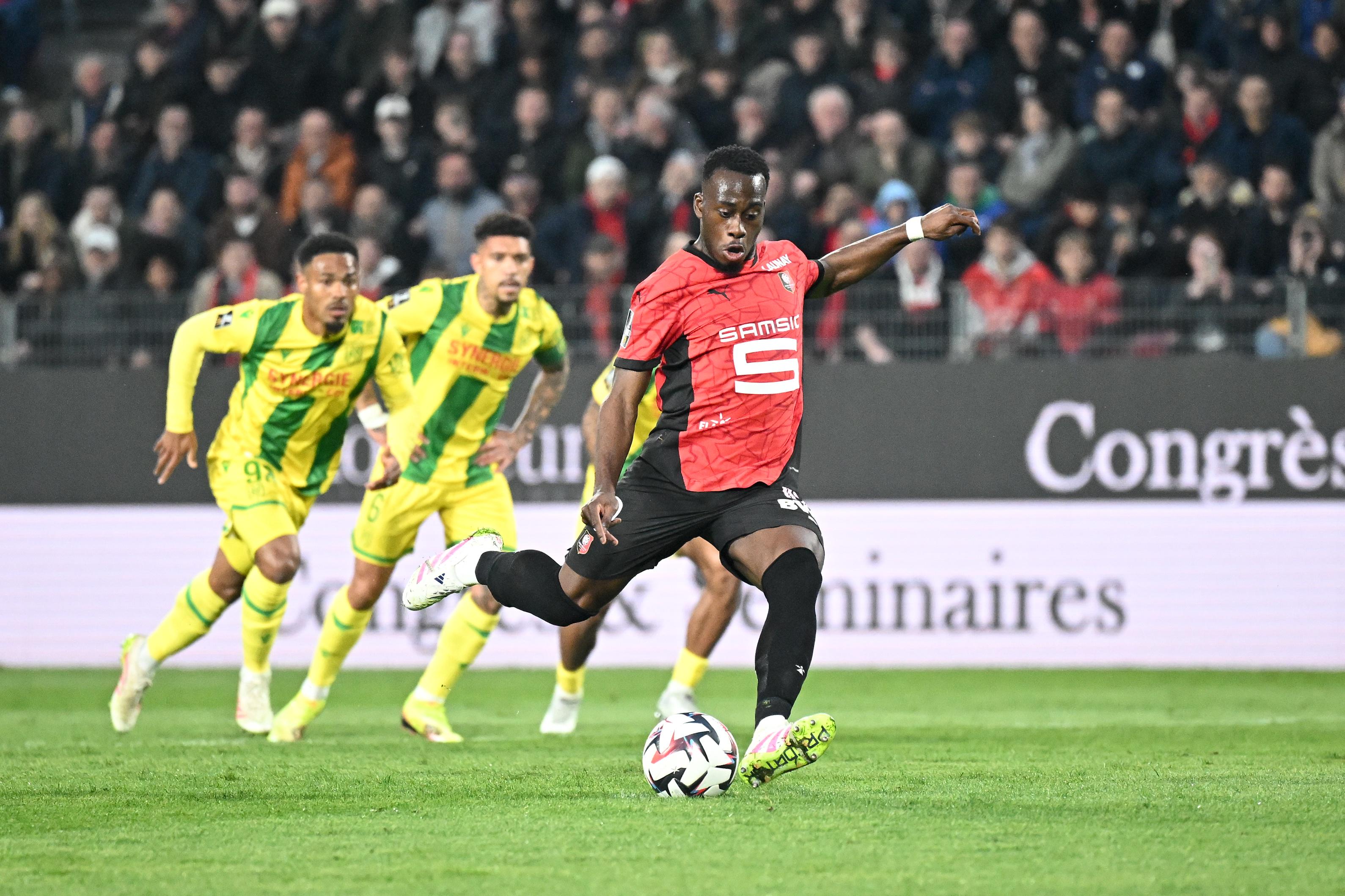 正在伦敦接, 签下曼城的, 共出场