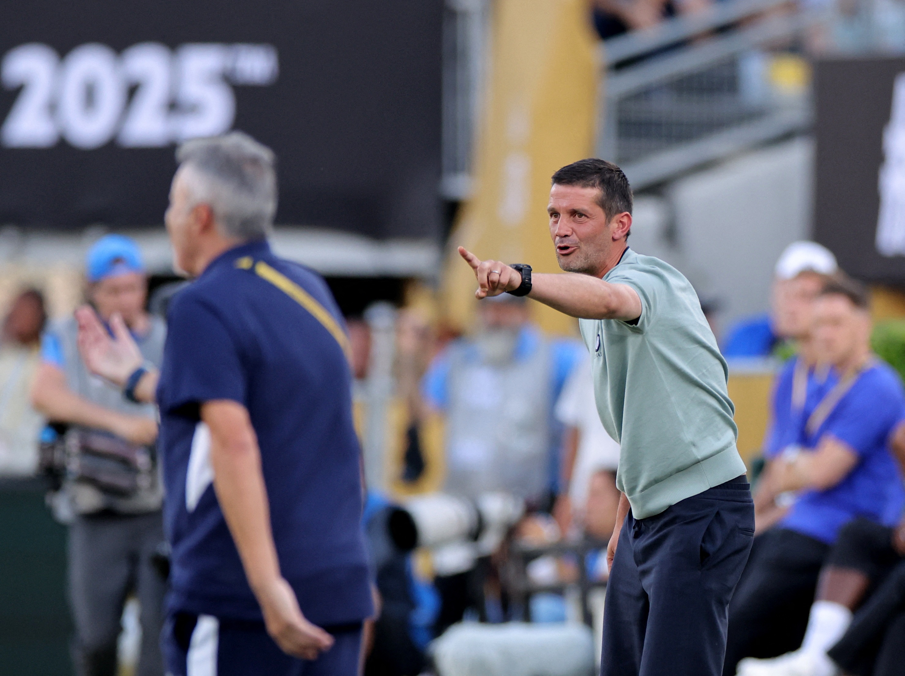 遭到了齐沃, 表示