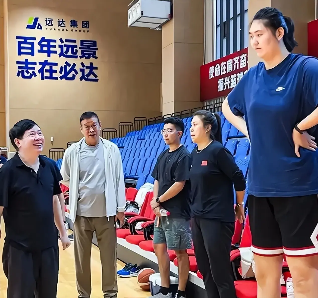 src, 本来代表四, 奇和琼斯两