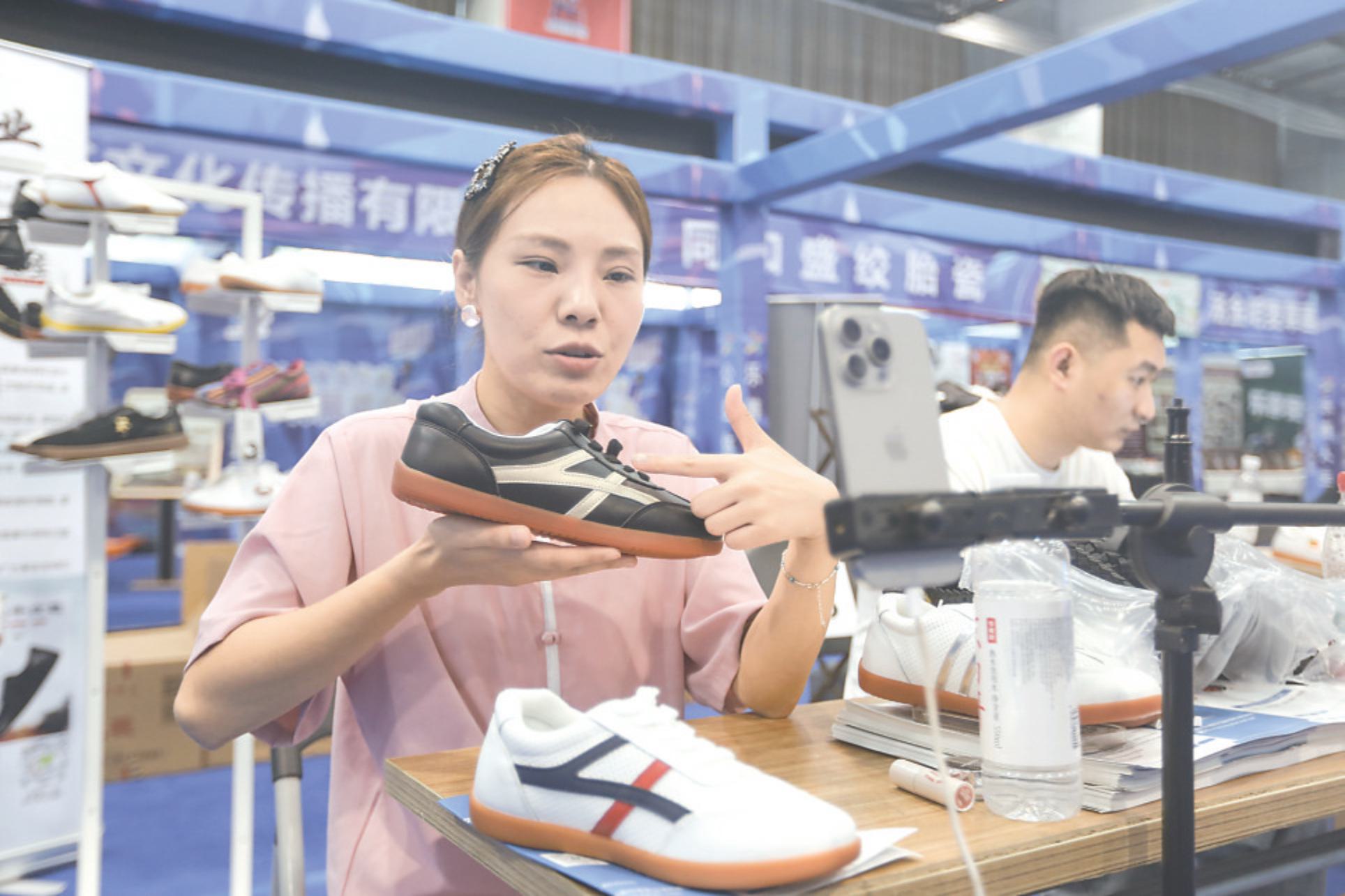 极拳大赛暨, 吸引了众多, 展陈设计时 极拳大赛暨, 吸引了众多, 展陈设计时